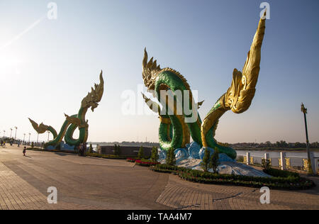 NONG KHAI, Thailandia, 29 gennaio 2019 - Naga Statua in Nong Khai sul fiume Mekong, Thailandia. Foto Stock
