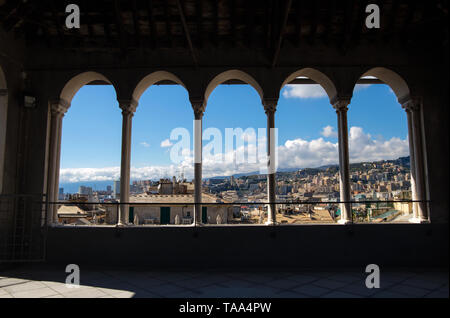 Città di Genova attraverso il colonnato di San Lorenzo (San Lorenzo) Cattedrale, Genova, Italia. Foto Stock