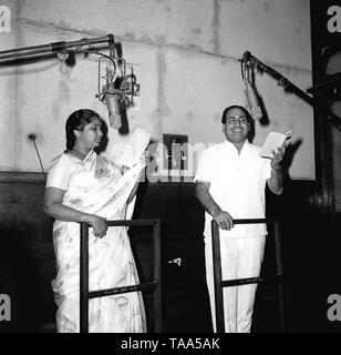 Asha Bhosle e Mohammed Rafi registrano la canzone di Teesri Manzil, 1966, vecchia immagine d'epoca del 1900s Foto Stock
