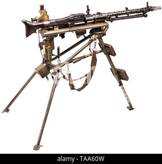 Un originale MG 34 sul carrello di campo, de-attivato arma Cal. 8 x 57, no i numeri corrispondenti. Un 1938 produzione BSW. Bipiede. Finitura originale con segni di utilizzo. Buone a ottime condizioni generali. Tutte le parti mobili. Modifica del certificato. Treppiede originale carrello da 'S/652' 1941 produzione, accettazione mark eagle/DMG79, verde Wehrmacht vernice, piccoli segni di utilizzo. Completare con alluminio overhead tabella di cottura, ginocchio pad con rivestimento in pelle e cuoio entrambe le cinghie di trasporto. Tecnicamente in buon ordine. Viene fornito con completa, montato, color sabbia obiettivo verniciato optics, codice Editorial-Use-solo Foto Stock