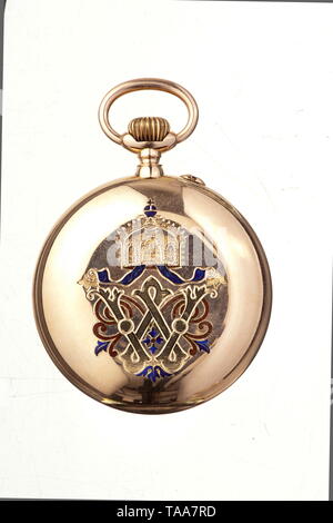 Il Kaiser Guglielmo II - un dono d'oro orologio da tasca, circa 1890 Eppner fratelli, Berlino, .585 oro. Pienamente funzionale e movimento con zirconi, precisione orologio. Smaltato bianco orologio con numeri arabi, separato di seconda mano e oro puntatori. Oro Rosso alloggiamento con affrancature multiple, il coperchio inverso con finemente smaltati iniziale 'W' sotto una corona imperiale, la superficie interna con affrancature "0,585" und "23143" nonché "F&H' e una corona. Diametro 50 mm. Peso 89,5 g. Nella sua pelle associati guarda caso con velluto- e Fodera in seta, Additional-Rights-Clearance-Info-Not-Available Foto Stock