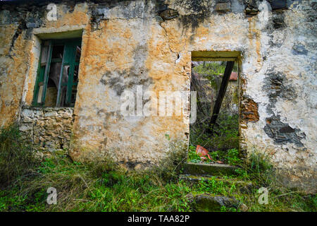 Abbandonato casa diroccata a Chania, Creta, Grecia Foto Stock