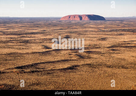 Australia di Uluru/Ayers Rock visto dall'aria nella luce del mattino Foto Stock