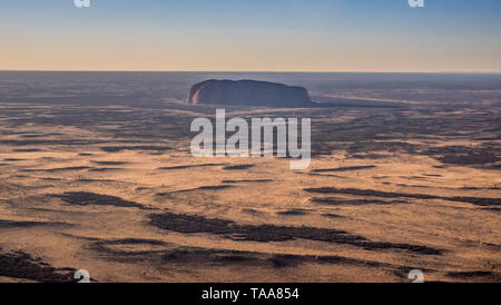 Australia di Uluru/Ayers Rock visto dall'aria nella luce del mattino Foto Stock