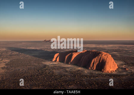 Australia di Uluru/Ayers Rock visto dall'aria nella luce del mattino, con le rocce di Kata Tjuta in background Foto Stock