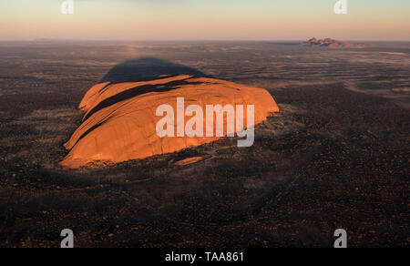 Australia di Uluru/Ayers Rock visto dall'aria nella luce del mattino, con le rocce di Kata Tjuta in background Foto Stock