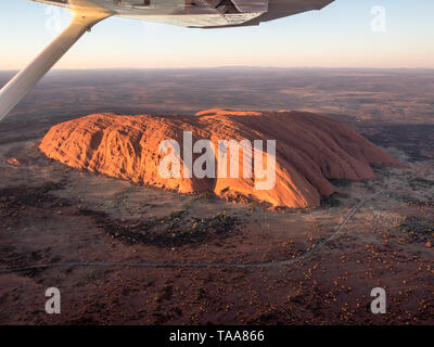 Australia di Uluru/Ayers Rock visto dall'aria nella luce del mattino Foto Stock