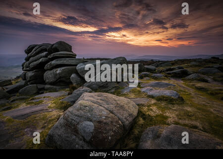 Tramonto al Higger Tor formazioni rocciose, Parco Nazionale di Peak District, REGNO UNITO Foto Stock