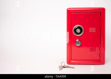 Cassetta di sicurezza rosso su sfondo bianco. banca con chiave Foto Stock