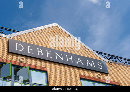 Debenhams nel Southend on Sea, Essex, Regno Unito sul molo Hill, all'interno di Royals shopping center. Il logo del marchio di scritte su edificio esterno con cielo blu Foto Stock