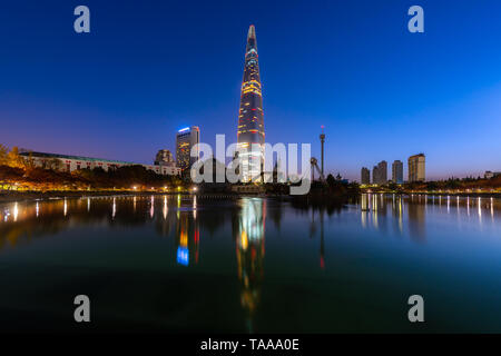 Crepuscolo tramonto al Lago Seokchon con la città di Seoul, Corea del Sud. Foto Stock