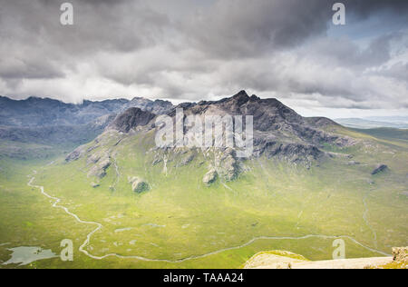 Isola di Skye - montagne Cuillin Hills e oceano paesaggio Foto Stock