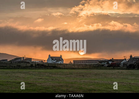 Agriturismo e settig sun, Haroldswick, Unst, Shetland Foto Stock