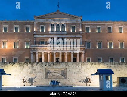 Athens, Grecia - 16 Maggio 2019: Tradizionale guardia presidenziale, aka Evzone, davanti alla casa del parlamento ad Atene, Grecia città capitale. Foto Stock