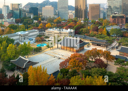 Palazzo Deoksugung e Seoul città nella stagione autunnale a Seul, in Corea del Sud. Foto Stock