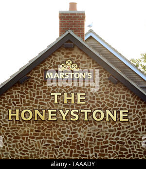 Marston, fabbricanti, Brewery Company, logo, segno, 3 barili, il Honeystone, pub, ristorante, Hunstanton, Norfolk, Regno Unito Foto Stock