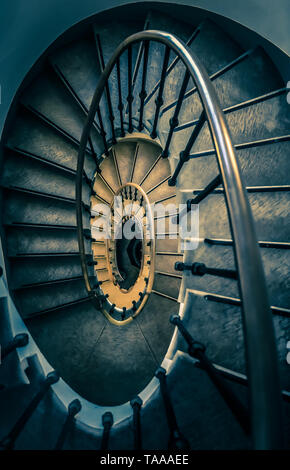SCALA A SPIRALE DEL PALAZZO CINI, balaustra in ferro battuto, Dorsoduro, Venezia, Italia, spirale in pietra ornata Foto Stock