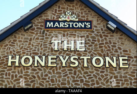Marston, fabbricanti, Brewery Company, logo, segno, 3 barili, il Honeystone, pub, ristorante, Hunstanton, Norfolk, Regno Unito Foto Stock
