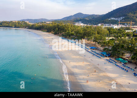 Vista aerea di persone nuoto nella trasparenza del mare turchese a Karon Beach in Phuket, Tailandia. Foto Stock