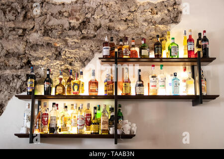 Bottiglie di vini e liquori in bar Foto Stock