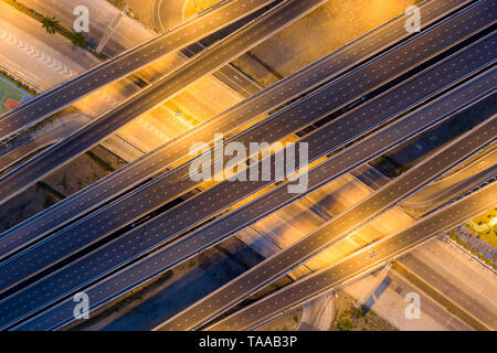 Foto aerea di multilivello elevata autostrada Autostrada passando attraverso la città moderna in direzioni multiple Foto Stock