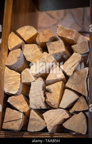 Legna da ardere secca riserva in attesa di calore nel camino o nel forno Foto Stock