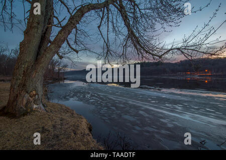 Ampio angolo di visione del vasto St. Croix fiume su un gelido inverno tramonto / inizio serata - separazione del fiume Wisconsin e Minnesota - bella nuvole un Foto Stock