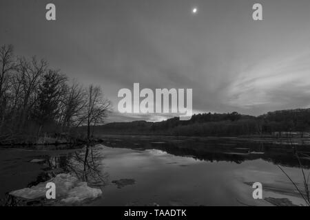 Bianco e nero ampio angolo di visualizzazione orizzontale del vasto St. Croix fiume su un gelido inverno tramonto / inizio serata - separazione del fiume Wisconsin e Minne Foto Stock