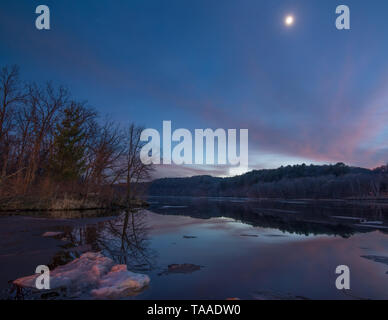 Ampio angolo di visione del vasto St. Croix fiume su un gelido inverno tramonto / inizio serata - separazione del fiume Wisconsin e Minnesota - bella nuvole un Foto Stock