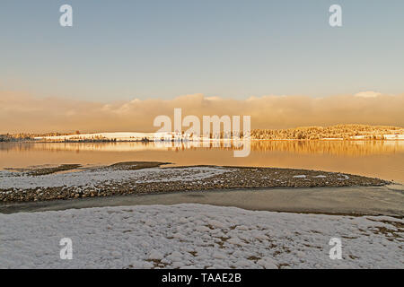 Il lago in Baviera inverno parzialmente l'acqua congelata Foto Stock