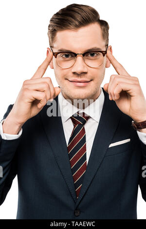 Imprenditore sorridente dispositivo di puntamento con le dita in bicchieri isolato su bianco Foto Stock