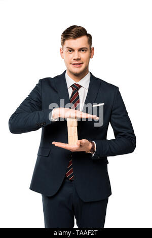 Allegro imprenditore nel soddisfare tenendo i cubi di legno isolato su bianco Foto Stock