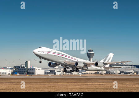 Monaco di Baviera, Germania - 17. Febbraio 2019 : Qatar Amiri Flight Boeing 747-8 con la registrazione degli aeromobili A7-HBJ nell'approccio al sud della pista di Foto Stock