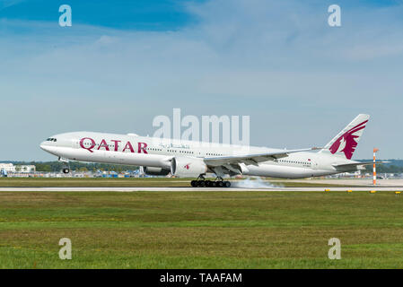 Monaco di Baviera, Germania - 11. Settembre 2018 : Qatar Airways Boeing 777-3DZ (ER) con la registrazione A7-BEO è di atterraggio sulla pista del sud a Monaco di Baviera Foto Stock