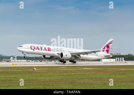 Monaco di Baviera, Germania - 11. Settembre 2018 : Qatar Airways Boeing 777-3DZ (ER) con la registrazione A7-BEO è di atterraggio sulla pista del sud a Monaco di Baviera Foto Stock