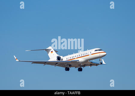 Monaco di Baviera, Germania - 15. Febbraio 2019 : Tedesco Air force Bombardier BD-700 Global-Express con la registrazione degli aeromobili 14+01 nel modo di affrontare il modo Foto Stock