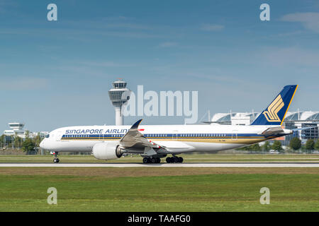 Monaco di Baviera, Germania - 11. Settembre 2018 : Singapore Airlines Airbus A350-941 con la registrazione 9V-SMB, è in fase di avvio sulla pista del sud al Muni Foto Stock