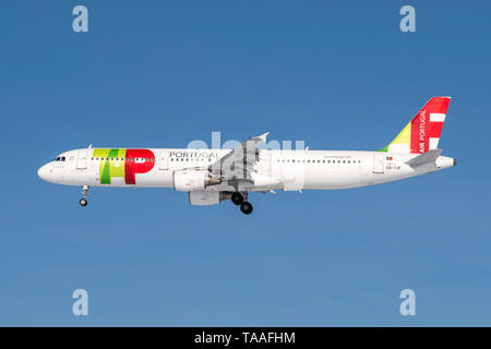 Monaco di Baviera, Germania - 08. Febbraio 2019 : TAP Air Portugal Airbus A321-211 con la registrazione degli aeromobili CS-TJF nell'approccio al nord della pista Foto Stock