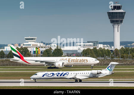 Monaco di Baviera, Germania - 11. Settembre 2018 : Emirates Boeing 777-31H (ER) con la registrazione A6-EPF, è il rullaggio all'inizio sulla pista del sud a th Foto Stock