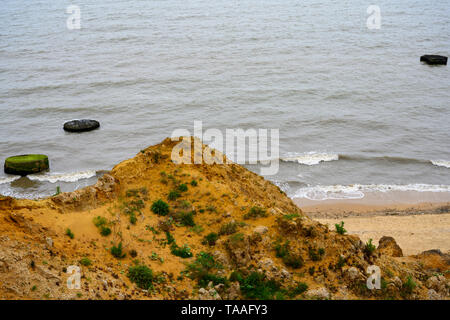 Effetti di erosione costiera, Walton-on-the-Naze, Essex, Inghilterra. Foto Stock