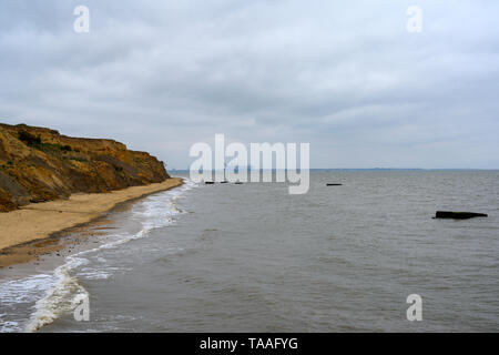 Effetti di erosione costiera, Walton-on-the-Naze, Essex, Inghilterra. Foto Stock