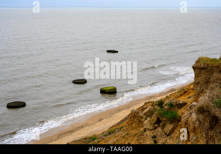 Effetti di erosione costiera, Walton-on-the-Naze, Essex, Inghilterra. Foto Stock