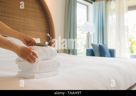 PHU QUOC, VIETNAM Giugno 28, 2017: immagine ritagliata di una femmina di cameriera rendendo letto in camera in hotel Foto Stock