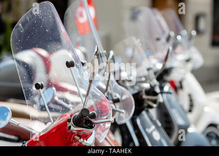 Fila di classic scooter parcheggio su strada. Vista dettagliata del Parabrezza e retrovisori. Foto Stock