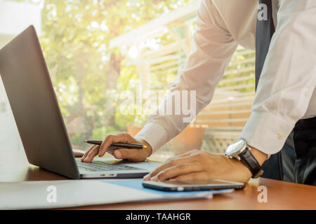 Bussinessman lavorando sul computer portatile in ufficio. Foto Stock