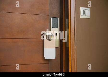 Porta di ingresso della camera di albergo con segno vuoto si prega di non disturbare Foto Stock