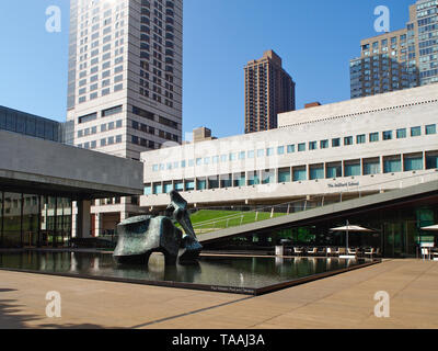 New York - Stati Uniti, 19 maggio - 2015 Paolo Milstein piscina nel centro di Lincoln Square a New York Foto Stock