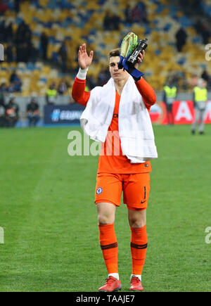 Kiev, Ucraina - 14 Marzo 2019: il portiere Kepa Arrizabalaga del Chelsea grazie fan dopo la UEFA Europa League FC Dynamo Kyiv v Chelsea a NSC Foto Stock