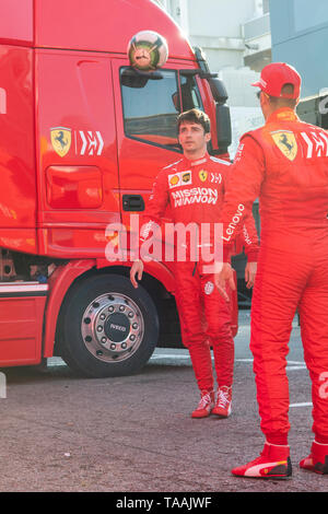 Barcellona, Spagna. 15 maggio 2019 - Charles Leclerc e Antonio Fuoco del team Scuderia Ferrari a giocare a calcio nel paddock di F1 2019 Test al circuito d Foto Stock