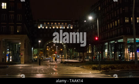 Famoso edificio con un piano rotondo sul Budapest Ring Road all'angolo di Madach Imre Utca street di notte. Foto Stock